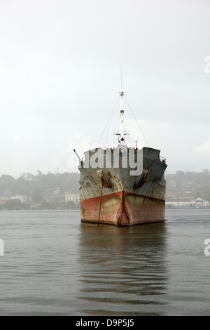 La barca si è deteriorata; ormeggiati nella Baia dell Avana, Cuba Foto Stock