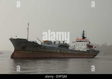 La barca si è deteriorata; ormeggiati nella Baia dell Avana, Cuba Foto Stock