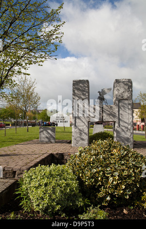 Il repubblicano memorial con la parte turistica visualizzazione Free Derry Corner in background Derry Londonderry Irlanda del Nord Foto Stock