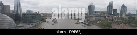 Panorama di Londra, presa dalla parte superiore del ponte della torre a ovest, 2013 Foto Stock