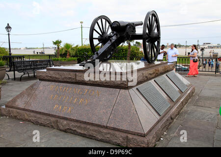 L'Artiglieria Washington Park si trova in Decatur St, vicino al Jackson Square. Questo monumento onora i soldati di questo 141. campo-l'artiglieria della Louisiana. Foto: Klaus Nowottnick Data: 26 Aprile 2013 Foto Stock