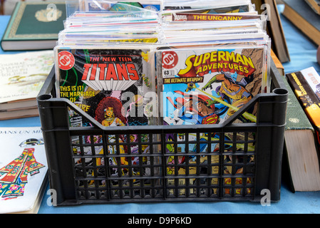 Vecchi libri di fumetti in vendita su un mercato delle pulci a Nizza Francia sulla Cote d'Azur Foto Stock