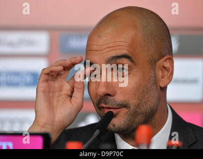 Il nuovo FC Bayern head coach Josep "" Pep Guardiola parla nel corso di una conferenza stampa in occasione della sua presentazione ufficiale a stadio Allianz Arena di Monaco di Baviera, Germania, 24 giugno 2013. Foto: Peter Kneffel Foto Stock