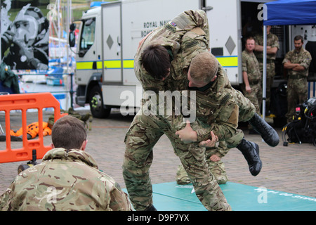 Royal Marine Commando visualizzazione di combattimento non armato Foto Stock