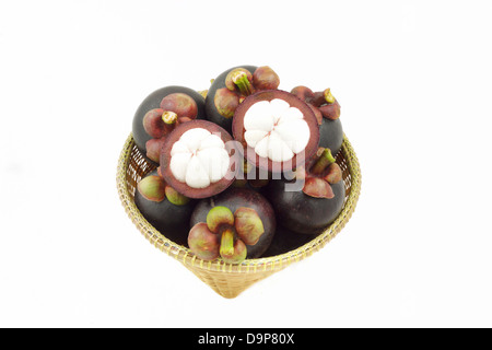 Mangosteen frutta tailandese nel cesto di vimini isolati su sfondo bianco. Foto Stock