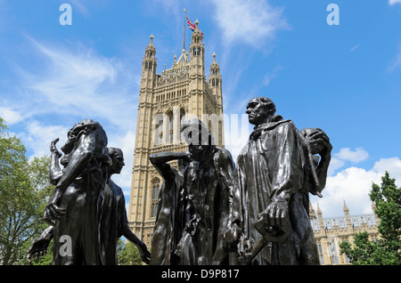 Les Bourgeois de Calais scultura di Auguste Rodin completata nel 1889 di fronte a Victoria Tower Londra Inghilterra. Foto Stock