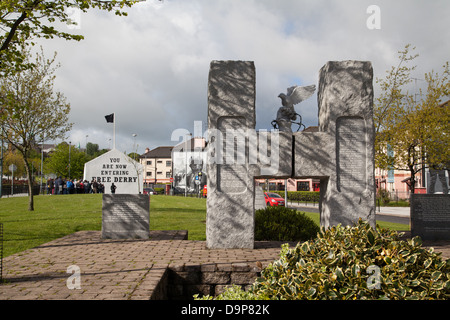 Il repubblicano memorial con la parte turistica visualizzazione Free Derry Corner in background Derry Londonderry Irlanda del Nord Foto Stock