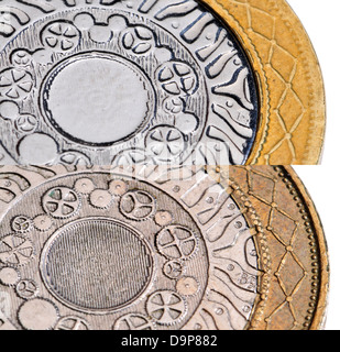 Fake British £2 moneta (alto) rispetto alla vera e propria (fondo) che mostra la relativa mancanza di dettaglio e colore diverso. Foto Stock