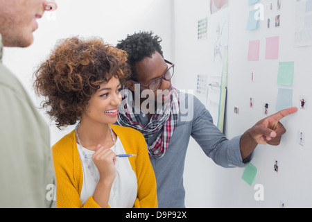 Il team di progettisti puntando a una foto Foto Stock