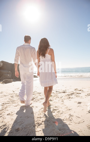 Paio di camminare sulla spiaggia Foto Stock
