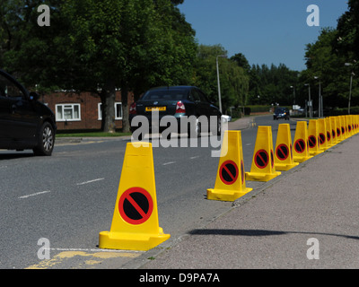 Una linea di parcheggio non traffico coni su una strada principale. Foto Stock