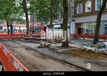 Lavori stradali in Bridge Street Peterborough. La via principale dello shopping con M&S, Newlook e TKMax in background. Foto Stock