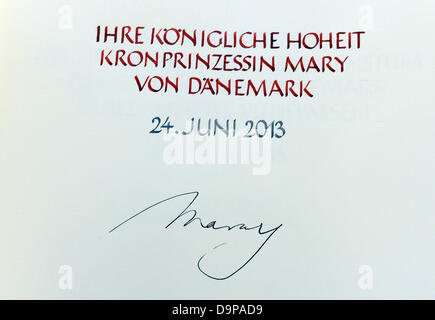 Duesseldorf, Germania. Il 24 giugno 2013. La firma di 'Mary" di Danish Crown Princess Maria è raffigurato durante la sua visita della cancelleria dello stato a Duesseldorf in Germania, 24 giugno 2013. Foto: FEDERICO GAMBARINI/dpa/Alamy Live News Foto Stock