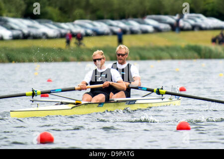 Eton Dorney, UK. Il 23 giugno 2013. Eric Murray e Hamish Bond canottaggio di oro a 2013 Samsung World Cup di canottaggio a Eton Dorney domenica 23 giugno 2013. Credito: Lovelylight/Alamy Live News Foto Stock