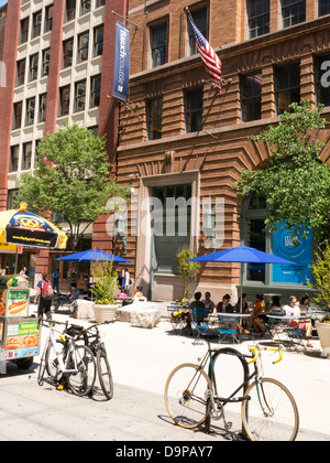 Baruch College, XXV strada pedonale interinale Plaza, Bernard Baruch modo, NYC Foto Stock