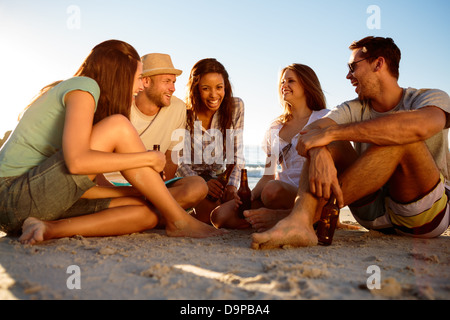 Amici festa sulla spiaggia con birre Foto Stock