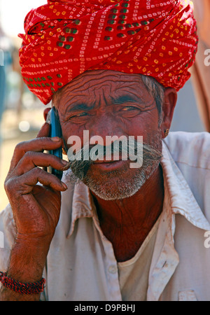 Senior uomo parlando al telefono cellulare Foto Stock