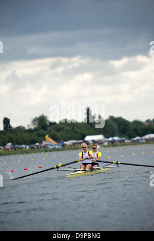 Eton Dorney, UK. Il 23 giugno 2013. Polly Swann e Helen Glover appena fuori dalla linea di partenza al 2013 Samsung World Cup di canottaggio a Eton Dorney domenica 23 giugno 2013. Credito: Lovelylight/Alamy Live News Foto Stock