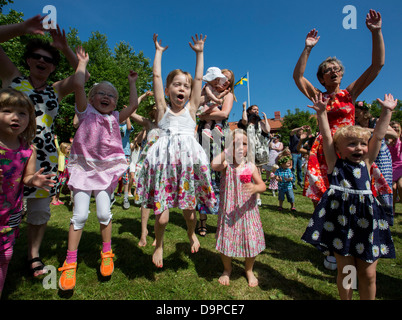 La celebrazione della festa di mezzanotte con danze intorno al maypole Foto Stock