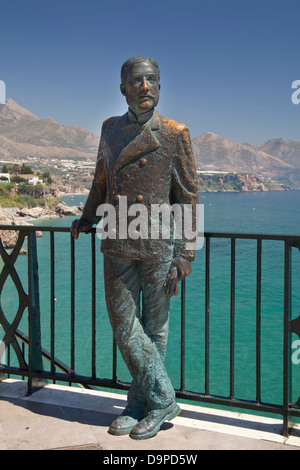 Statua di El Rey Alfonso XII sul ponte di osservazione di Balcón de Europa si affaccia sulla spiaggia e sulla costa di Nerja Foto Stock