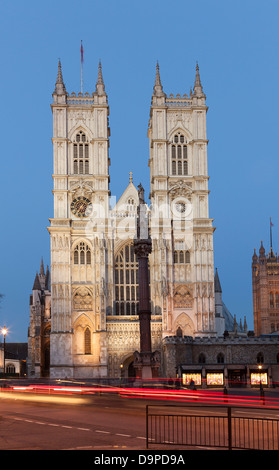 Abbazia di Westminster di notte da Victoria Street, Londra, Inghilterra Foto Stock