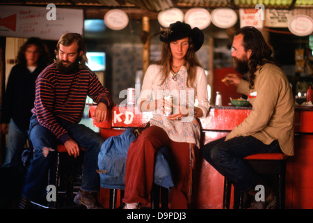 Hippies hippie abbigliamento di moda persone che parlano di bere una bevanda all'interno di un bar seduto su sgabelli bar a Mendocino, California del Nord, USA America 1977 KATHY DEWITT Foto Stock