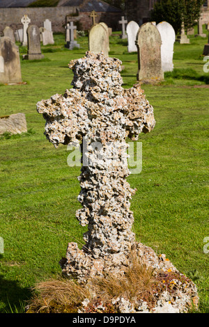 Pesantemente eroso grave croce marker in Saint Aidans chiesa, Bamburgh, Northumberland Foto Stock