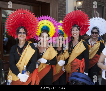 Le donne in costumi colorati pronti a eseguire in parata filippino su Madison Avenue a New York Foto Stock