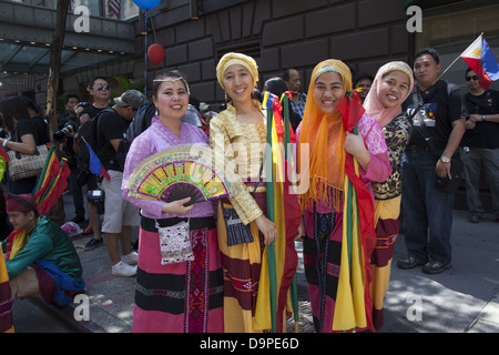 Le donne in costumi colorati pronti a eseguire in parata filippino su Madison Avenue a New York Foto Stock