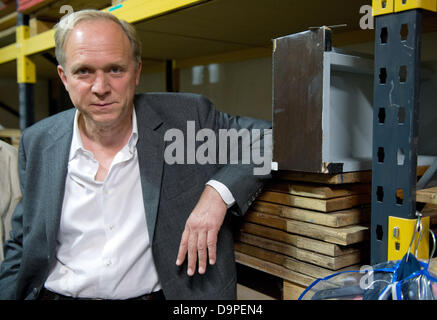 Attore Ulrich Tukur pone durante la presentazione del nuovo Tatort (Crime Scene) film della televisione con il titolo del lavoro 'Butterfly - nato dal dolore" dall'Hessische Rundfunk (HR, Hessian Broadcasting) in Francoforte sul Meno, Germania, 24 giugno 2013. Il crimine del filmato è attualmente in fase di riprese in ed intorno a Francoforte sul Meno. Foto: BORIS ROESSLER Foto Stock