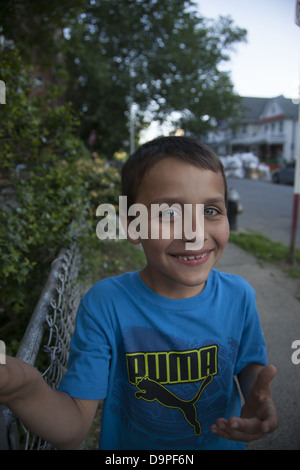 Sorridente bright eyed boy sulla strada, Brooklyn, New York. Foto Stock