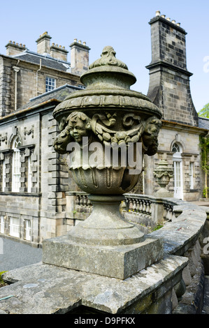 Balaustra ornata decorazione presso Pollok House, un palazzo del XVIII secolo, progettato da William Adam, nella periferia di Glasgow, Foto Stock
