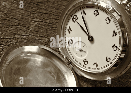 Il concetto di tempo - Vintage orologio da tasca sul weathered Sfondo legno
