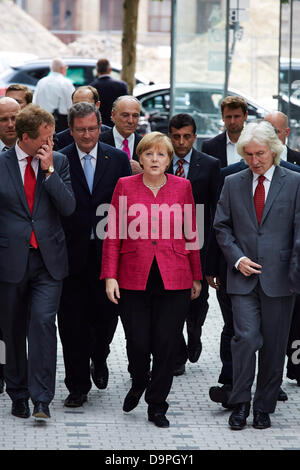 Berlino, Germania. Il 24 giugno 2013. Angela Merkel, Cancelliere tedesco, hanno partecipato all'Assemblea generale dell'Turkish-German Camera di Industria e commercio con un discorso sulle relazioni commerciali tra i due paesi al Haus der Deutschen Wirtschaft a Berlino. Immagine: Angela Merkel (CDU), il Cancelliere tedesco, arriva al Haus der Deutschen Wirtschaft con il Dottor Schweitzer, DIHK presidente e Karslioglu, ambasciatore turco, M. Rifat Hisarciklioglu TOBB, Presidente e il dottor Rainhardt Freiherr von Leoprechting, TD-IHK ex presidente. Credito: Reynaldo Chaib Paganelli/Alamy Live News Foto Stock