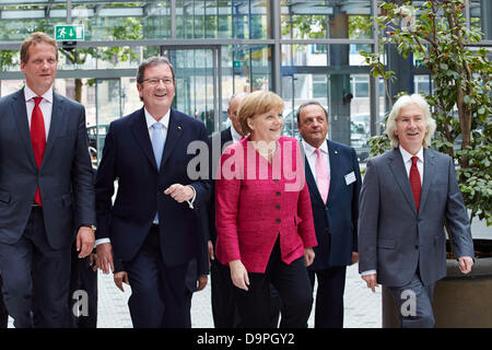 Berlino, Germania. Il 24 giugno 2013. Angela Merkel, Cancelliere tedesco, hanno partecipato all'Assemblea generale dell'Turkish-German Camera di Industria e commercio con un discorso sulle relazioni commerciali tra i due paesi al Haus der Deutschen Wirtschaft a Berlino. Immagine: Angela Merkel (CDU), il Cancelliere tedesco, arriva al Haus der Deutschen Wirtschaft con il Dottor Schweitzer, DIHK presidente e Karslioglu, ambasciatore turco, M. Rifat Hisarciklioglu TOBB, Presidente e il dottor Rainhardt Freiherr von Leoprechting, TD-IHK ex presidente. Credito: Reynaldo Chaib Paganelli/Alamy Live News Foto Stock