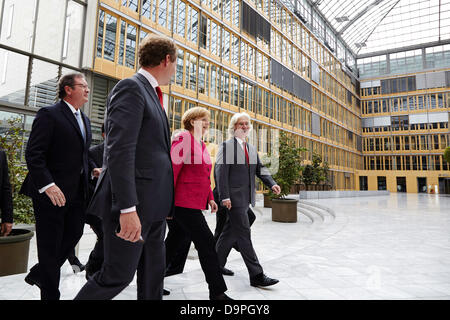 Berlino, Germania. Il 24 giugno 2013. Angela Merkel, Cancelliere tedesco, hanno partecipato all'Assemblea generale dell'Turkish-German Camera di Industria e commercio con un discorso sulle relazioni commerciali tra i due paesi al Haus der Deutschen Wirtschaft a Berlino. Immagine: Angela Merkel (CDU), il Cancelliere tedesco, arriva al Haus der Deutschen Wirtschaft con il Dottor Schweitzer, DIHK presidente e Karslioglu, ambasciatore turco, M. Rifat Hisarciklioglu TOBB, Presidente e il dottor Rainhardt Freiherr von Leoprechting, TD-IHK ex presidente. Credito: Reynaldo Chaib Paganelli/Alamy Live News Foto Stock