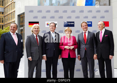 Berlino, Germania. Il 24 giugno 2013. Angela Merkel, Cancelliere tedesco, hanno partecipato all'Assemblea generale dell'Turkish-German Camera di Industria e commercio con un discorso sulle relazioni commerciali tra i due paesi al Haus der Deutschen Wirtschaft a Berlino. Foto: foto di famiglia con Angela Merkel (CDU), il Cancelliere tedesco, il dottor Schweitzer, DIHK presidente e Karslioglu, ambasciatore turco, M. Rifat Hisarciklioglu TOBB, Presidente e il dottor Rainhardt Freiherr von Leoprechting, TD-IHK ex presidente. Credito: Reynaldo Chaib Paganelli/Alamy Live News Foto Stock