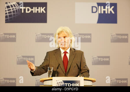 Berlino, Germania. Il 24 giugno 2013. Angela Merkel, Cancelliere tedesco, hanno partecipato all'Assemblea generale dell'Turkish-German Camera di Industria e commercio con un discorso sulle relazioni commerciali tra i due paesi al Haus der Deutschen Wirtschaft a Berlino. Immagine: Hüseyin Avni Karslioglu, ambasciatore turco a Berlino, durante il suo discorso all Assemblea Generale della Turkish-German della Camera di Commercio e Industria di Berlino. Credito: Reynaldo Chaib Paganelli/Alamy Live News Foto Stock