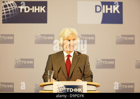 Berlino, Germania. Il 24 giugno 2013. Angela Merkel, Cancelliere tedesco, hanno partecipato all'Assemblea generale dell'Turkish-German Camera di Industria e commercio con un discorso sulle relazioni commerciali tra i due paesi al Haus der Deutschen Wirtschaft a Berlino. Immagine: Hüseyin Avni Karslioglu, ambasciatore turco a Berlino, durante il suo discorso all Assemblea Generale della Turkish-German della Camera di Commercio e Industria di Berlino. Credito: Reynaldo Chaib Paganelli/Alamy Live News Foto Stock