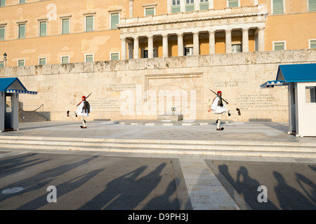 Cerimonia di modifica Evzones (guardie presidenziali) vestita in greco tradizionale vicino uniforme Grecia edificio del Parlamento, Atene Foto Stock