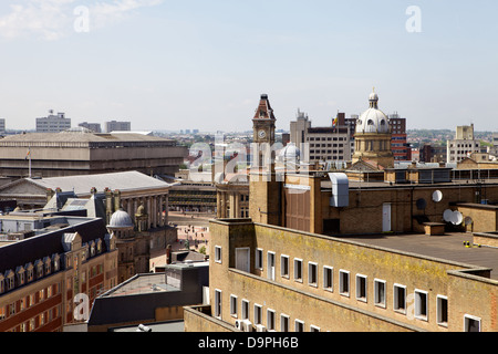 Guardando attraverso Birmingham City Regno Unito verso la vecchia biblioteca e case del consiglio Foto Stock