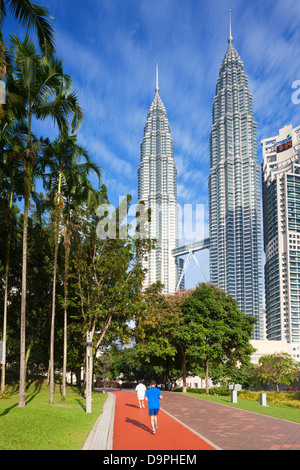 Per chi ama fare jogging nel parco KLCC e Petronas Twin Towers, Kuala Lumpur, Malesia Foto Stock