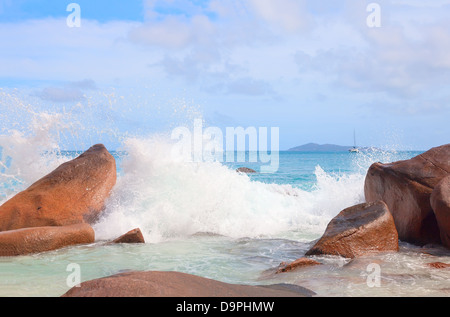 Onde nell'Oceano Indiano sulle rive delle Seicelle Foto Stock