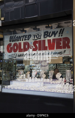 Oro e argento sono richiesti in periodi di incertezza economica. Gioielleria e metalli preziosi agli acquirenti nel quartiere finanziario Foto Stock
