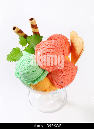 Sorbetti di frutta nel gelato coupe Foto Stock