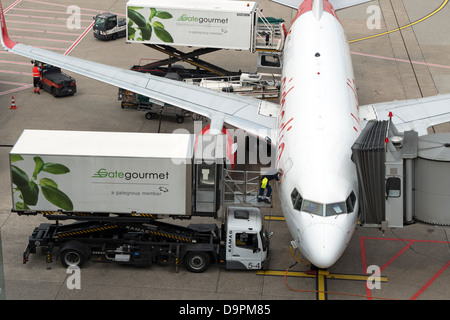 Compagnia aerea cibo fornito da Gategourmet essendo caricati su di un aereo di linea commerciale Foto Stock