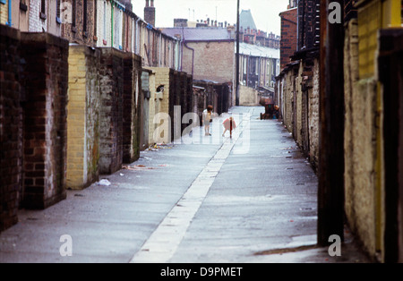 Bambini che giocano in un vicolo Rochdale Lancashire England Regno Unito 1975 KATHY DEWITT Foto Stock