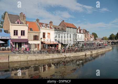 Vista attraverso il Canal de la Somme verso il caffè sul Quai Bélu in Amiens, Piccardia, Somme, Francia. Foto Stock