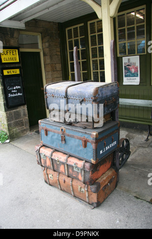 Vecchio valigie, Embsay stazione ferroviaria, Embsay e Bolton Abbey Steam Railway, North Yorkshire, Regno Unito Foto Stock