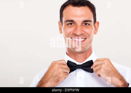 Bello il cameriere tenendo il filtro bow tie closeup Foto Stock